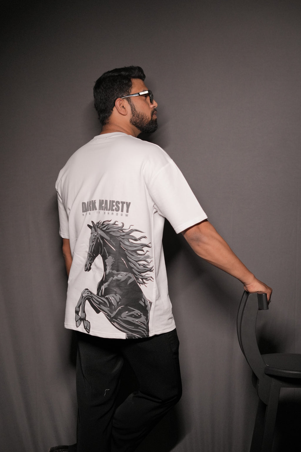 BLACK HORSE ON WHITE TEE