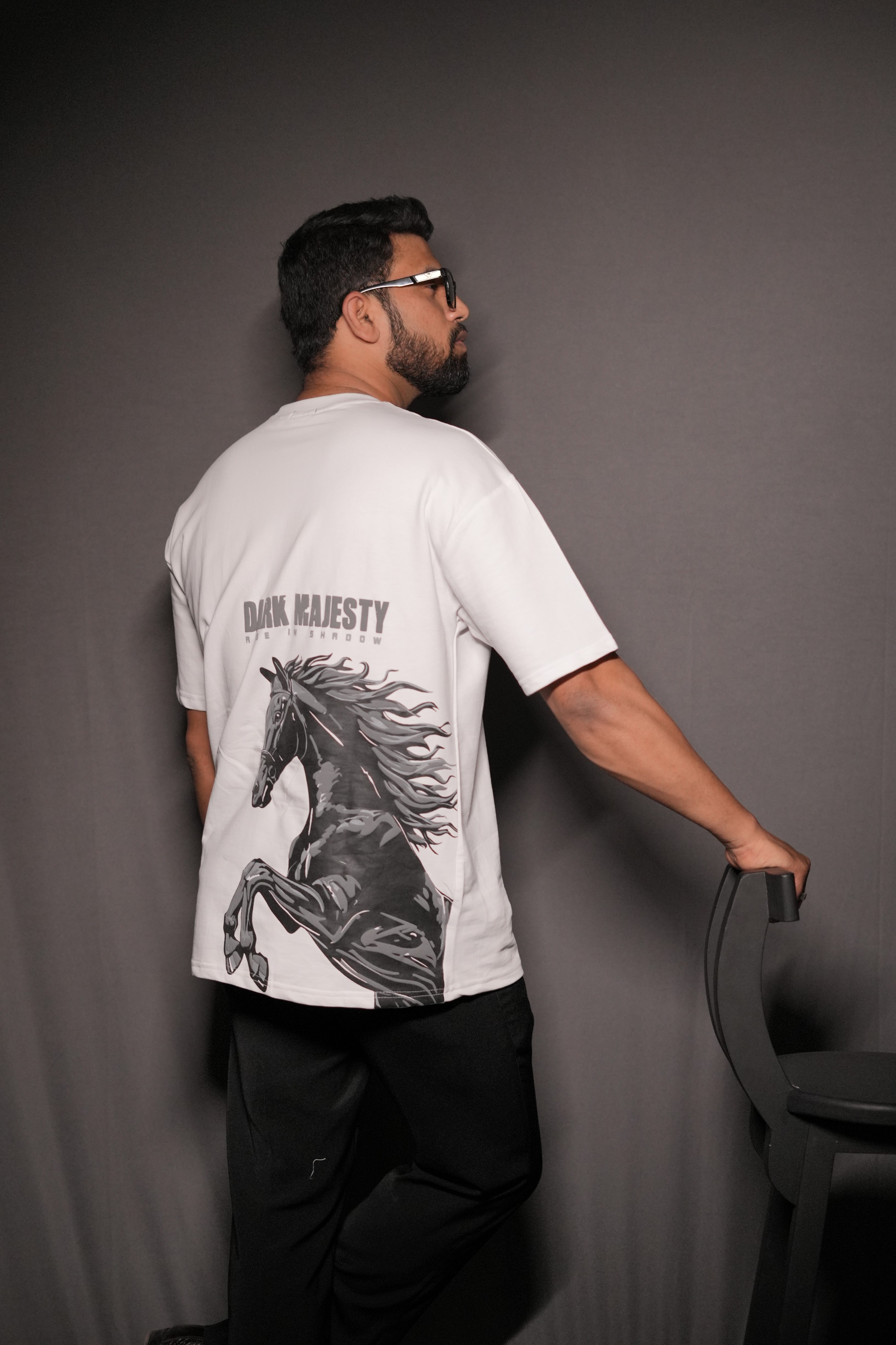 BLACK HORSE ON WHITE TEE