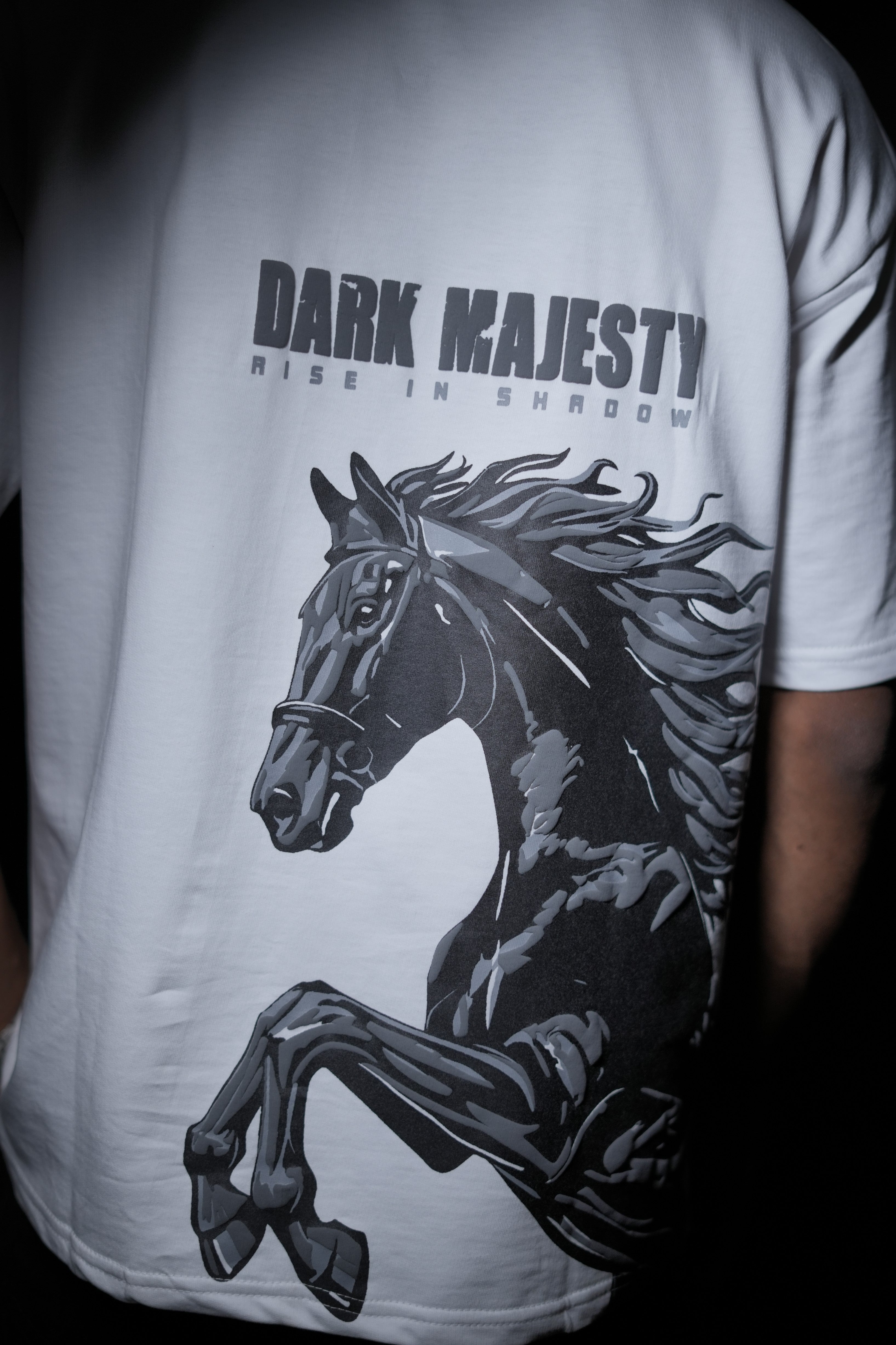 BLACK HORSE ON WHITE TEE